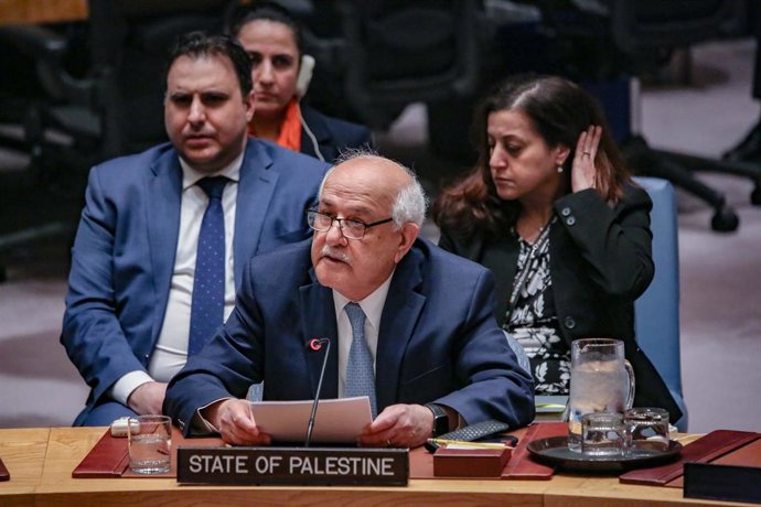 Archivo - 29 de abril de 2025, Nova York, Nova York, EUA: RIYAD MANSOUR, Observador Permanente do Estado da Palestina na ONU, discursa em uma reunião do Conselho de Segurança da ONU sobre a situação no Oriente Médio, incluindo a questão palestina, express