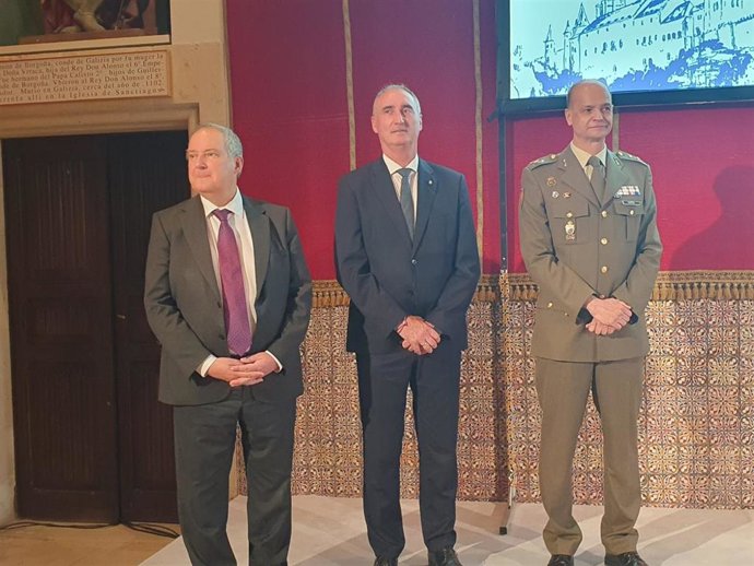 El Ministro D Eturismo, Jordi Hereu (Izda); El Alcalde José Mazarías, Y El General Ignacio Ojeda