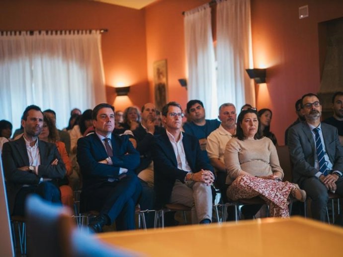 El presidente del Gobierno de La Rioja, Gonzalo Capellán, junto al consejero de Educación y Empleo, Alberto Galiana, presenta el proyecto del nuevo colegio de Educación Infantil y Primaria de Agoncillo