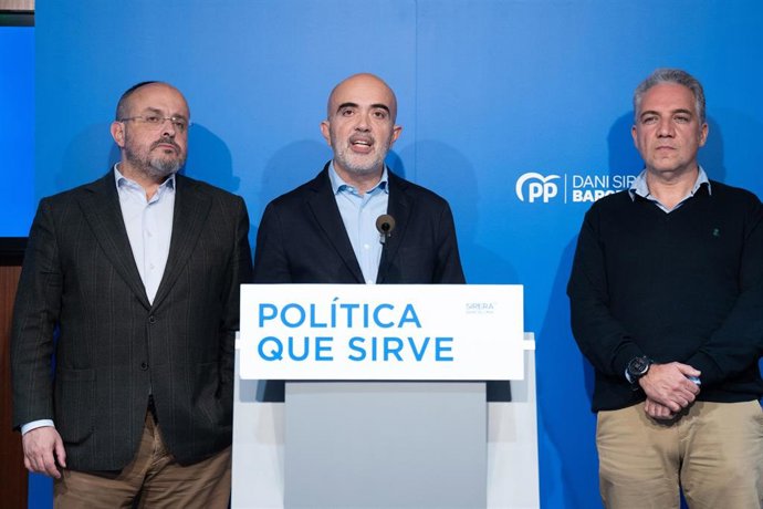 Archivo - (I-D) El presidente del PP catalán, Alejandro Fernández; el concejal del PP en el Ayuntamiento de Barcelona, Daniel Sirera y el vicesecretario del PP, Elías Bendodo