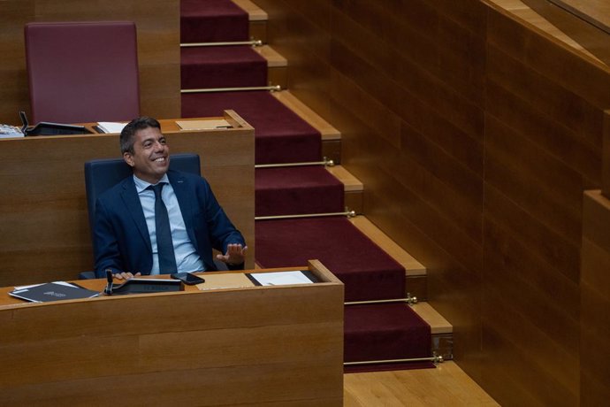 El president de la Generalitat, Carlos Mazón, durant el ple de les Corts Valencianes, a 28 de maig de 2025