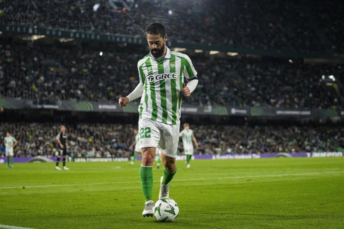 Archivo - Isco, durante un partido con el Betis en la Conference League.