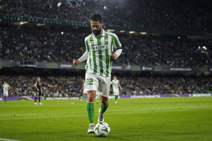 Archivo - Francisco 'Isco' Alarcon of Real Betis in action during the UEFA Conference League 2024/25  League Round of 16 First Leg match between Real Betis and Vitoria Guimaraes SC, at Benito Villamarin stadium on March 06, 2025, in Sevilla, Spain.