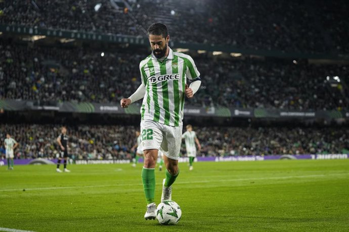 Archivo - Francisco "Isco" Alarcon, do Real Betis, em ação durante a partida de ida das oitavas de final da Liga da Conferência da UEFA 2024/25 entre Real Betis e Vitoria Guimaraes SC, no estádio Benito Villamarin, em 06 de março de 2025, em Sevilha, Espa