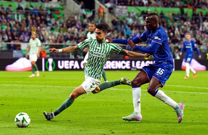 28 May 2025, Poland, Wroclaw: Real Betis' Marc Bartra (L) and Chelsea's Nicolas Jackson battle for the ball during the UEFA Europa Conference League final soccer match between Real Betis and Chelsea at Tarczynski Arena. Photo: Jane Barlow/PA Wire/dpa