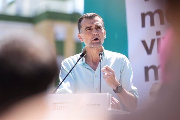 El coordinador federal de Izquierda Unida (IU), Antonio Maíllo, durante el acto promovido por Movimiento Sumar e IU sobre la reducción de la jornada en Sevilla, a 25 de mayo de 2025 en Sevilla (Andalucía, España). El Movimiento Sumar, con apoyo de IU, ha 