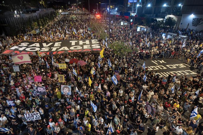 24 de maio de 2025, Tel Aviv, Israel: Manifestantes seguram faixas e cartazes expressando sua opinião durante a manifestação. Manifestação pedindo a libertação dos reféns israelenses do cativeiro do Hamas em Gaza e pedindo o fim da guerra e também a ag