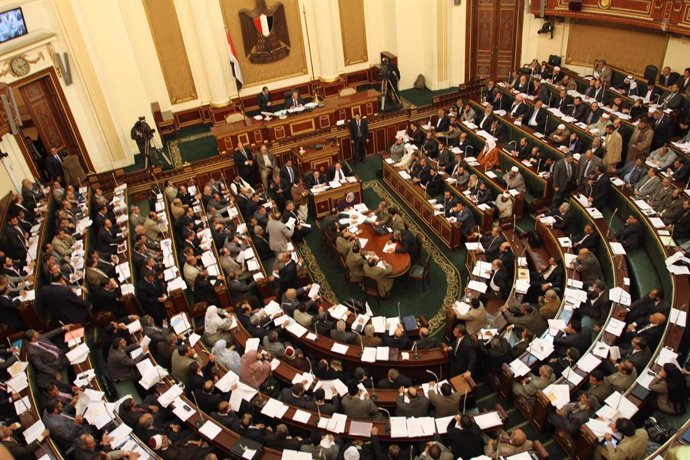 Archivo - Feb. 26, 2012 - Cairo, Cairo, Egypt - Egypt's army-appointed Prime Minister Kamal al-Ganzouri speaks during a parliament session in Cairo February 26, 2012. Egypt's military rulers invited the parliament's two houses to convene on Saturday to el