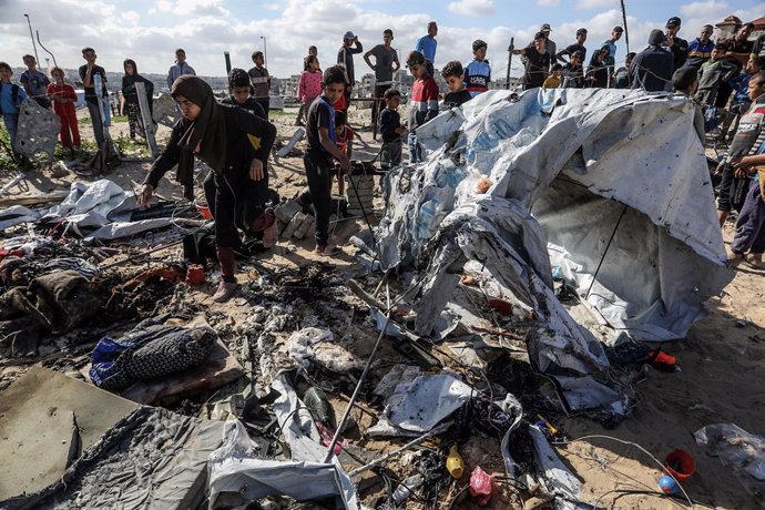 Archivo - Palestinos inspeccionan las consecuencias de un bombardeo ejecutado por el Ejército de Israel contra la ciudad de Jan Yunis, en el sur de la Franja de Gaza