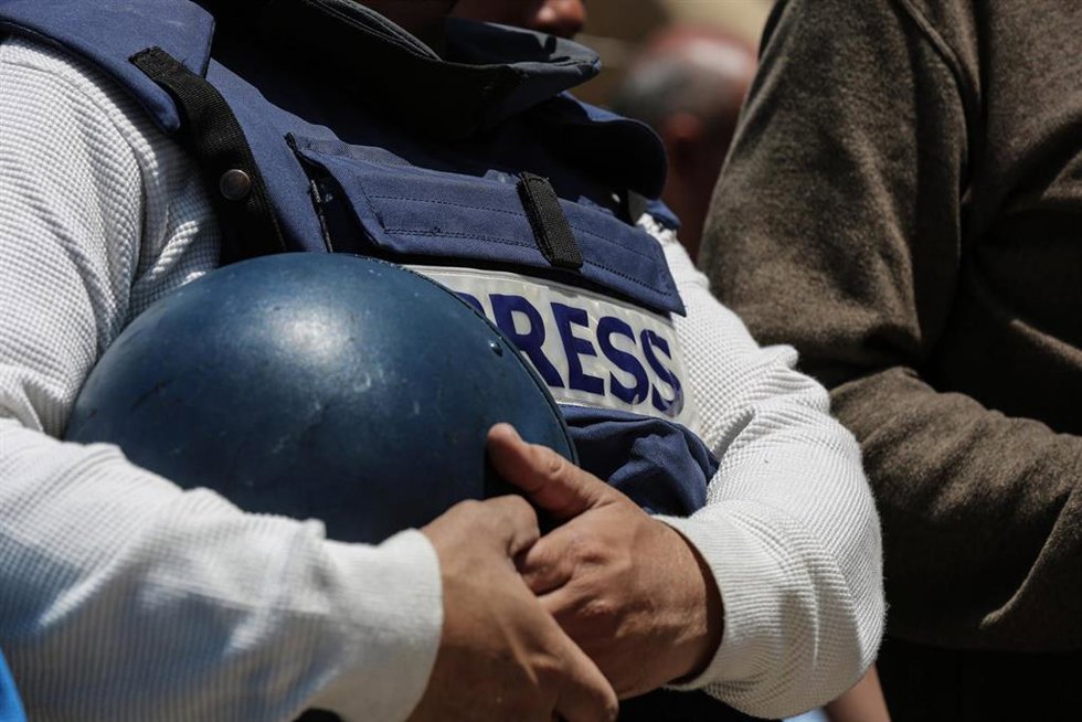 Periodista palestino viste material de protección 