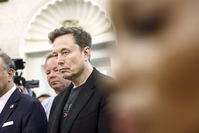 May 21, 2025, Washington, District Of Columbia, USA: Elon Musk, Chief Executive Officer, Tesla, SpaceX and X (previously known as Twitter) and Administrator, Department of Government Efficiency (DOGE), center, listens as US President Donald J Trump meets 