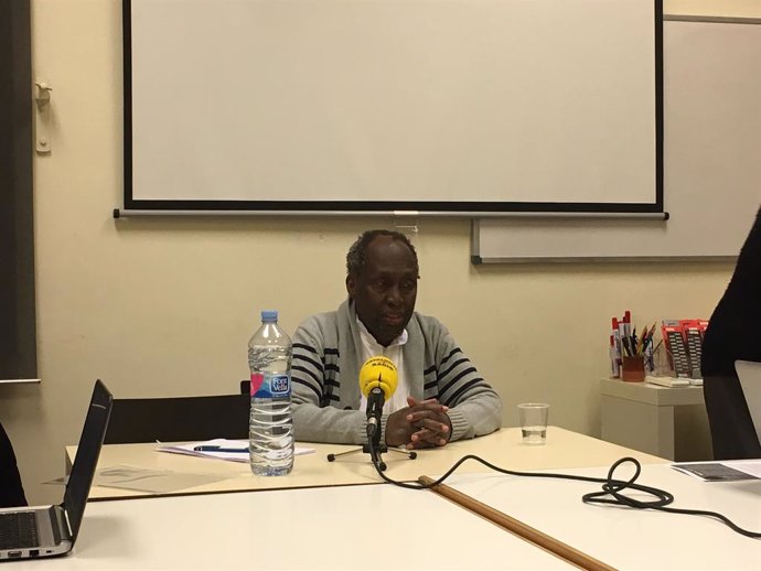 Archivo - El escritor Ngugi wa Thiong'o presenta sus memorias