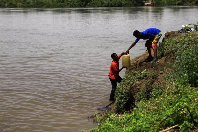 OMDURMAN, May 26, 2025  -- Sudanese citizens get water from the Nile near Al-Hattana neighborhood in Omdurman City, north of the Sudanese capital Khartoum, May 25, 2025.   In recent days, Khartoum State has been sweltering under a scorching sun, with temp