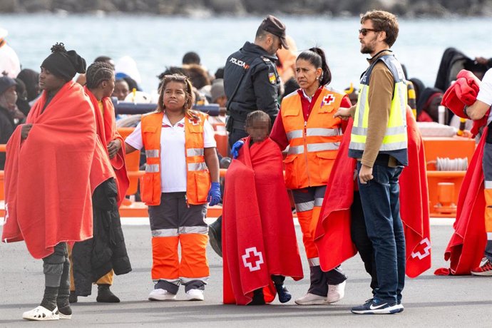 Archivo - Arquivo - Serviços de emergência atendem a migrantes recentemente resgatados de um cayuco, em Puerto Naos, em 4 de janeiro de 2025, em Arrecife, Lanzarote, Ilhas Canárias (Espanha). O Salvamento Marítimo resgatou, na manhã de sábado, nas águas a