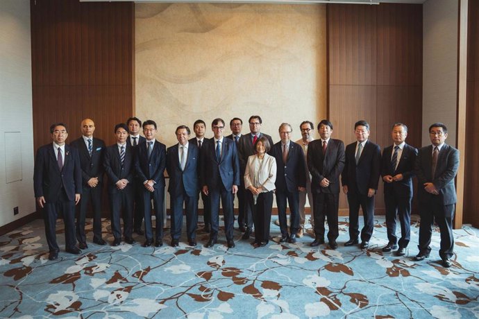 La directora de la oficina de Acció en Tokio, Yuko Kujimoto, en el centro de la imagen junto al presidente de la Generalitat, Salvador Illa, durante su reunión con empresarios japoneses este martes en Tokio.
