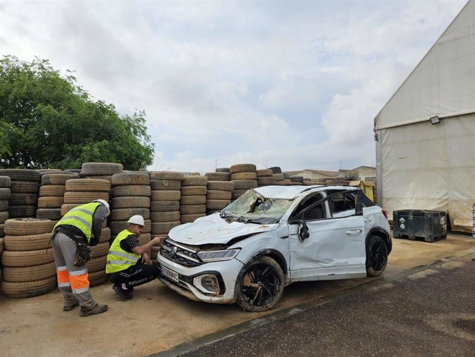 Ambientólogos de la UPV estudian el proceso descontaminación de vehículos siniestrados de la dana