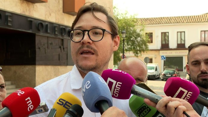 Archivo - El coordinador regional de IU, Pedro Mellado.