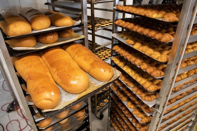 Archivo - Elaboraciones preparadas en la pastelería ‘Paco Pastel’, a 22 de marzo de 2024, en San Lorenzo de El Escorial, Madrid (España). 