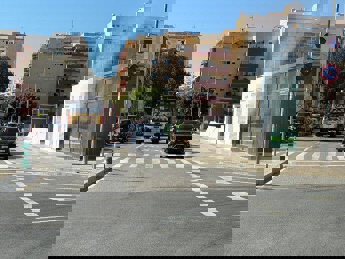 Columna de humo que sale de un aparcamiento en Ibiza