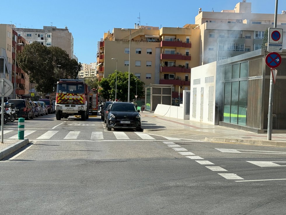 Columna de humo que sale de un aparcamiento en Ibiza