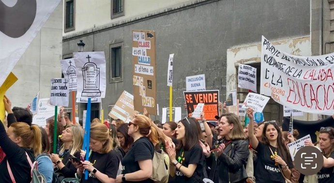 Imagen la concentración de docentes frente a la Consejería de Educación en una de las jornadas de huelga de los profesores.
