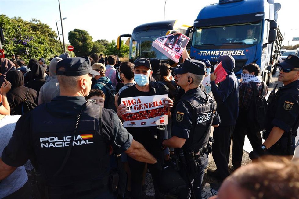 Uno de los piquetes en Valncia por la huelga del 29M, tras el realizado de madrugada en Mercavalncia