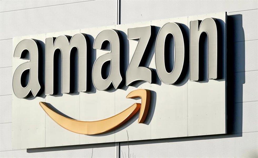Archivo - FILED - 17 January 2019, Lower Saxony, Garbsen: A general view of the Amazon logo at a parcel centre of the online retailer. 