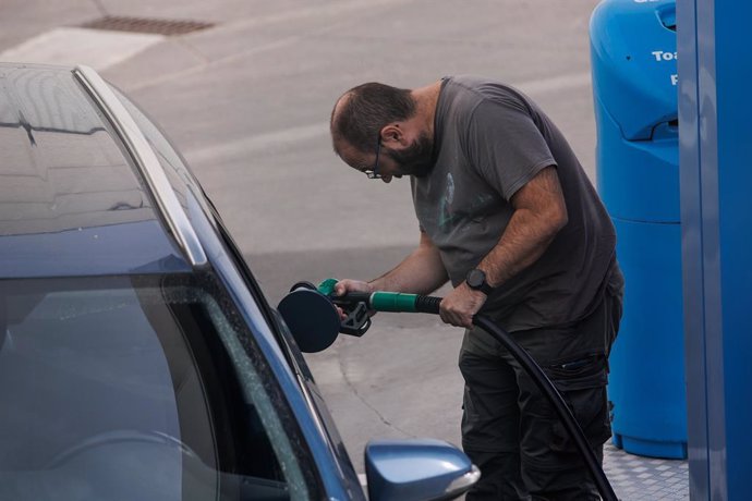 Archivo - Un hombre reposta carburante en una gasolinera, a 28 de octubre de 2022, en Madrid (España). El precio medio de los carburantes en España ha encadenado su tercera semana de subidas y se ha encarecido esta última hasta un 1,2%, asomando así al di