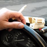 Foto: Sanidad prohibirá fumar en vehículos de uso laboral, piscinas públicas, campus y exteriores de salas de fiestas