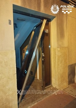 Imagen de la puerta del inmueble usurpado