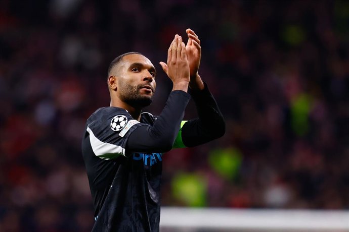 Archivo - Jonathan Tah of Bayer Leverkusen saludates to the supporters during the UEFA Champions League 2024/25 League Phase MD7 match between Atletico de Madrid and Bayer 04 Leverkusen at Riyadh Air Metropolitano stadium on January 21, 2025, in Madrid, S