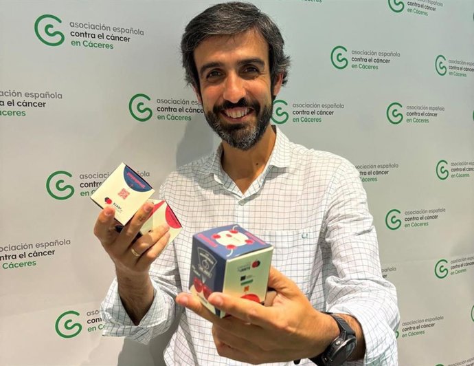 Ignacio Lucero, Gerente de la AECC en Cáceres, con degustaciones de cerezas DOP del Valle del Jerte