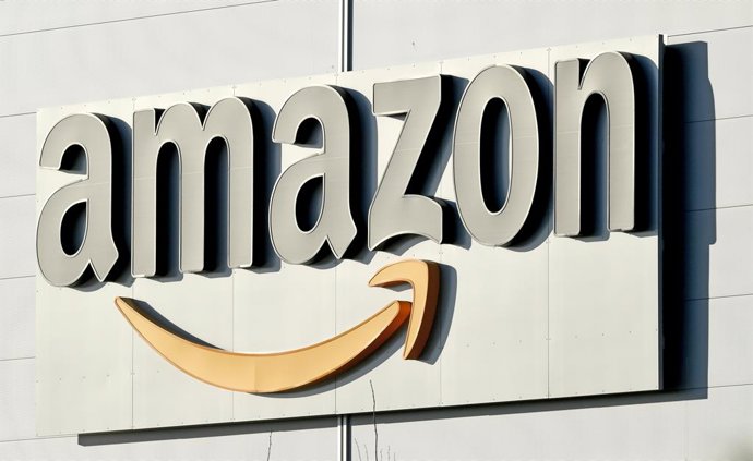 Archivo - Arquivo - ARQUIVO - 17 de janeiro de 2019, Baixa Saxônia, Garbsen: Uma visão geral do logotipo da Amazon em um centro de encomendas da varejista on-line. As ações da Amazon tiveram o maior avanço no índice S&P 500 depois que a gigante do comérci