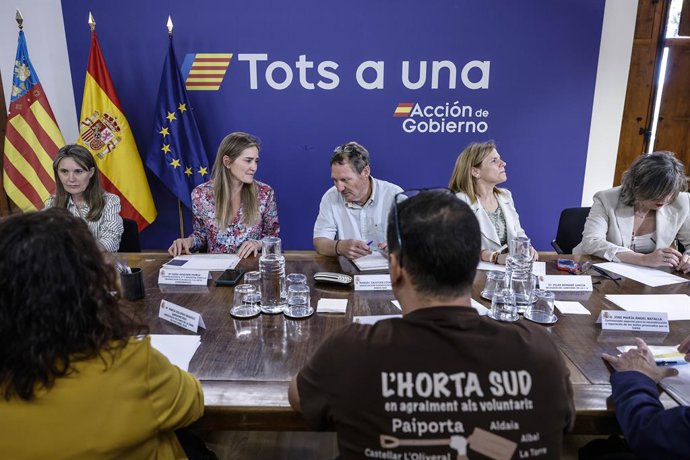 La ministra per a la Transició Ecològica i el Repte Demogràfic, Sara Agesen, i la delegada del Govern a la Comunitat Valenciana, Pilar Bernabé, en la reunió amb les associacions de víctimes de la dana celebrada a València. 
