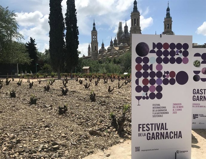 Cartel del I Festival Internacional de la Garnacha en la presentación delante del jardin de las garnachas en el parque de Macanaz