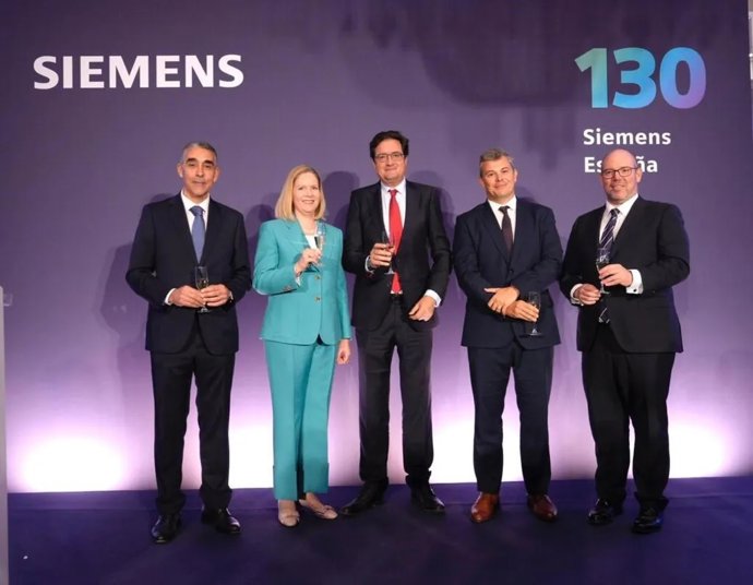 De Izquierda a derecha: Fernando Silva, CEO de Siemens para España y Portugal; Veronika Bienert, miembro del consejo de Siemens AG; Óscar López, ministro de Transformación Digital; Alberto Martínez y Ricardo Ramos