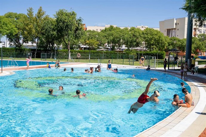 Usuarios de una piscina municipal en época estival.
