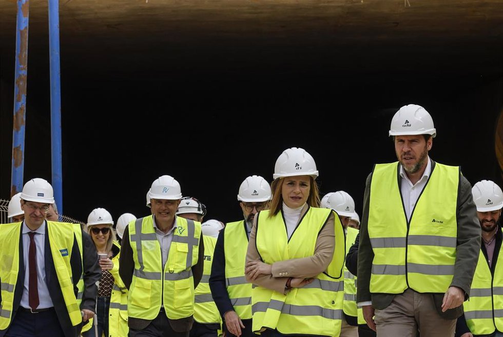 Archivo - La delegada del Gobierno en la Comunitat Valenciana, Pilar Bernabé y el ministro de Transportes y Movilidad Sostenible, Óscar Puente, durante su visita a las obras del Canal ferroviario de Acceso a Valncia