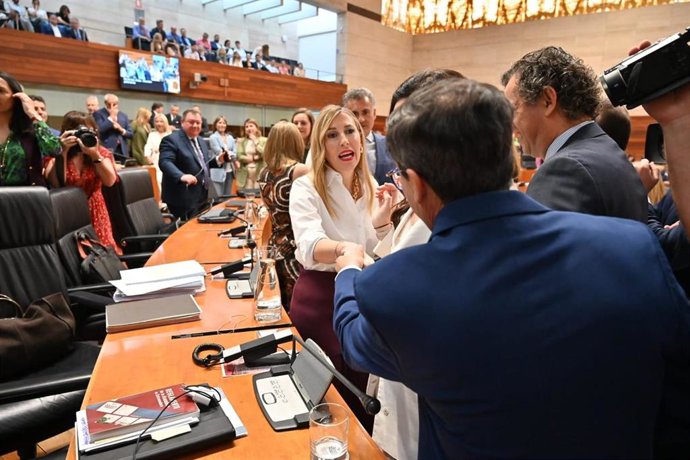 El secretario general del PSOE, Miguel Ángel Gallardo saluda a Guardiola a su llegada a la Asamblea de Extremadura para tomar posesión como diputado