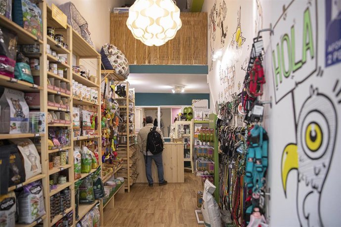 Archivo - Imagen de archivo de una tienda en el centro de Sevilla.