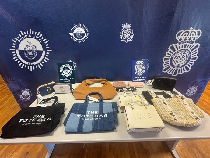 Intervenidos en una nave industrial más de un millar de artículos falsificados