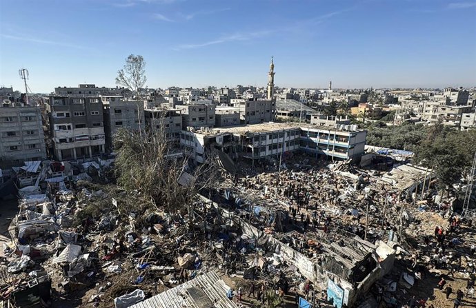 Palestinos junto a una escuela bombardeada por el Ejército de Israel en el campamento de refugiados de Al Bureij, en el centro de la Franja de Gaza (archivo)
