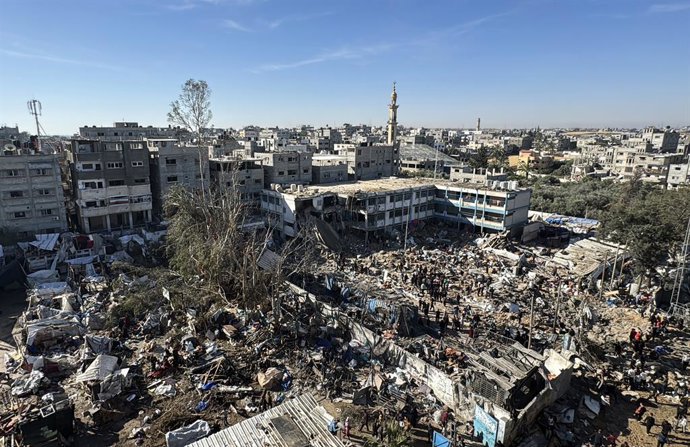 7 de maio de 2025, Al Bureij, Faixa de Gaza, Território Palestino: Palestinos inspecionam os danos causados por um ataque aéreo israelense contra uma escola que abrigava pessoas deslocadas pela segunda vez no campo de refugiados de Al-Bureij, no centro da