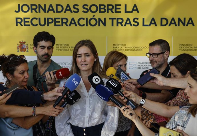 La ministra Sara Aagesen atén els mitjans abans de participar en la jornada 'Recuperació després de la Dana: protecció i prevenció de riscos d'inundació' d'inundació',