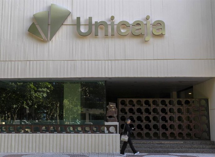 Archivo - Imagen de una sede de Unicaja.