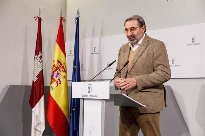 Archivo - El consejero de Sanidad, Jesús Fernández Sanz, ofrece una rueda de prensa para dar cuenta de los acuerdos del Consejo de Gobierno relacionados con su departamento. En el Palacio de Fuensalida.