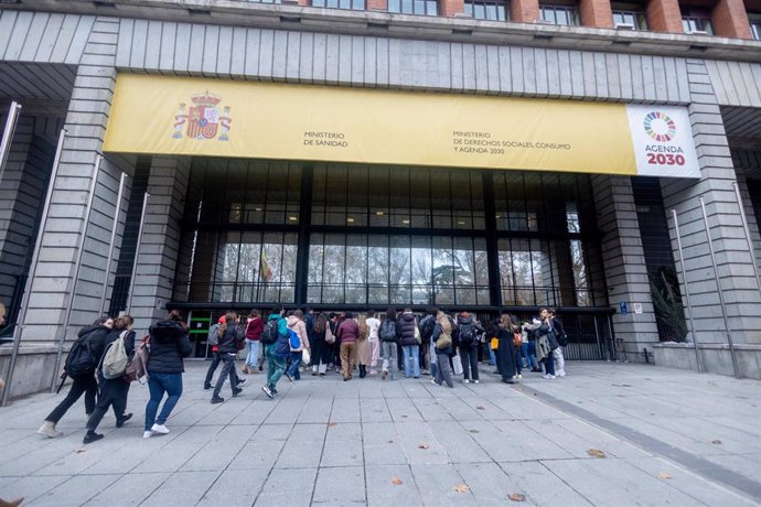 Archivo - Imagen de archivo de varias personas entran a las pruebas de Formación Sanitaria, en el Ministerio de Sanidad.