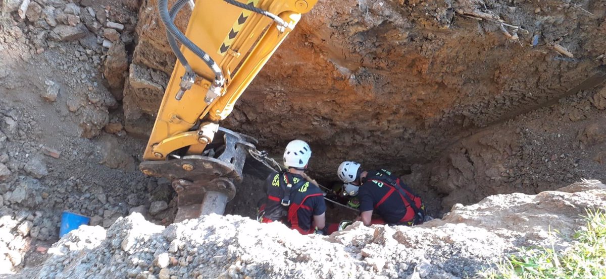 El Gobierno despliega un operativo para rescatar a dos perros de una sima de 9 metros en Riotuerto