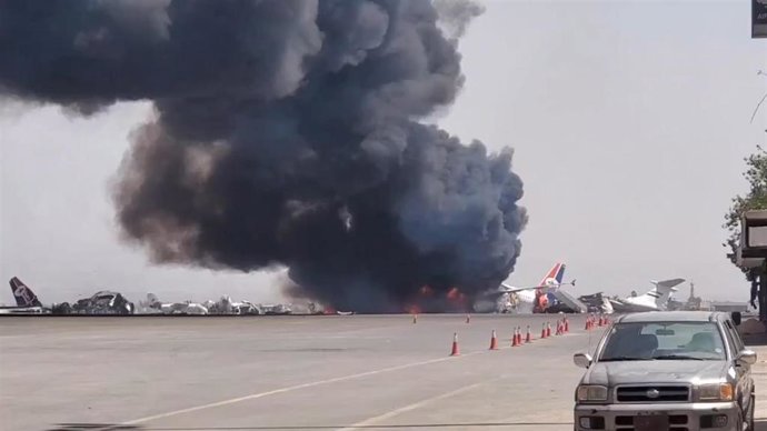 Columna de humo tras un bombardeo del Ejército de Israel contra el aeropuerto de la capital de Yemen, Saná (archivo)