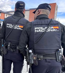 Archivo - Dos agentes de la Policía Nacional de Valladolid. Foto de archivo.